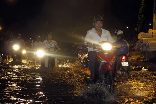Triều cường vượt báo động 3: nhiều tuyến đường bị ngập