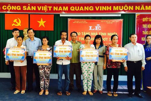Trao tặng 17 nhà tình nghĩa, nhà tình thương cho hộ nghèo ở xã Tân Kiên