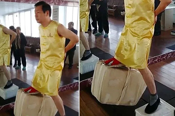 Võ sư kungfu dùng...hạ bộ để đung đưa túi gạch nặng 80kg