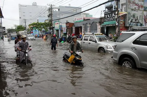 Chủ tịch UBND TPHCM chỉ đạo công tác ứng phó triều cường và bão Hagupit