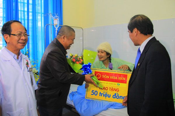 Tặng sổ tiết kiệm 400 triệu đồng cho các nạn nhân sập hầm thủy điện Đạ Dâng 
