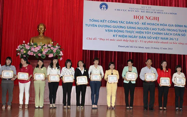 Xuất hiện thực trạng kết hôn và sinh con muộn