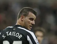 Newcastle chia tay hậu vệ Taylor đến hết giải