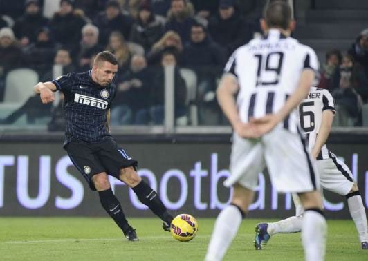Juventus bị 10 người Inter cầm hòa - Milan thua sốc