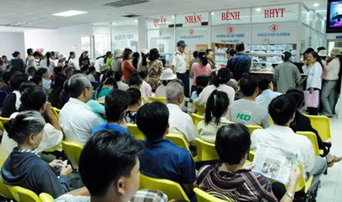 Bệnh nhân bàng hoàng trước quy định không chi trả vượt tuyến