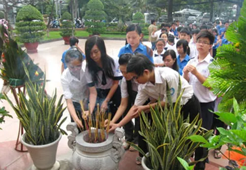 Lễ dâng hoa, dâng hương tượng đài anh Trần Văn Ơn