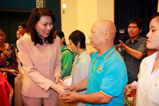 Cùng công nhân vượt khó năm 2015