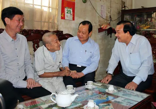 Lãnh đạo thành phố thăm tặng quà cán bộ lão thành