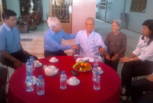 Lãnh đạo TPHCM thăm cán bộ lão thành 65 năm tuổi Đảng