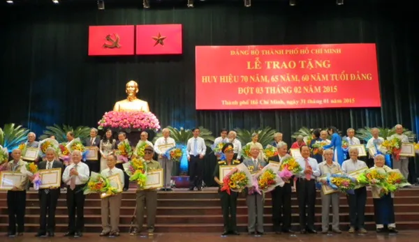 TP.HCM trao Huy hiệu 70 năm, 65 năm và 60 năm tuổi Đảng đợt 3 tháng 2 năm 2015 