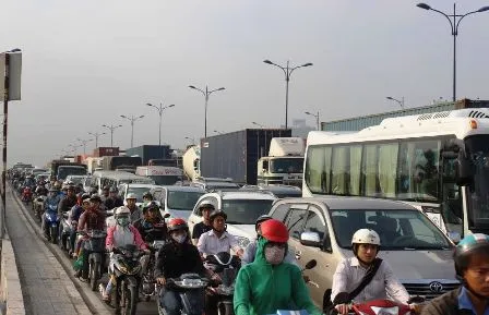 Phải giải quyết nhanh tình trạng ùn tắc giao thông tuyến xa lộ Hà Nội