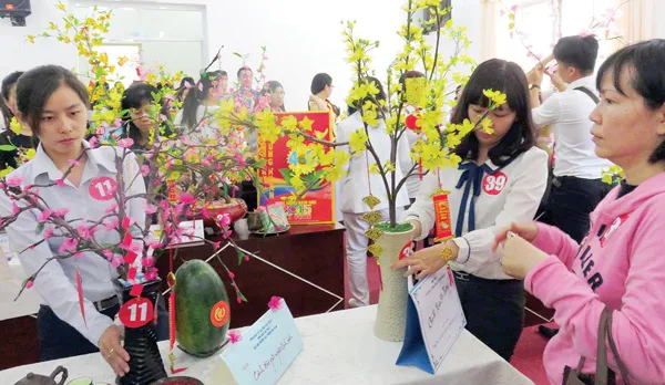 Tặng quà cho công nhân không có điều kiện về quê đón Tết