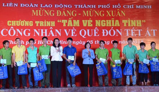 Tặng vé xe cho công nhân về quê đón Tết