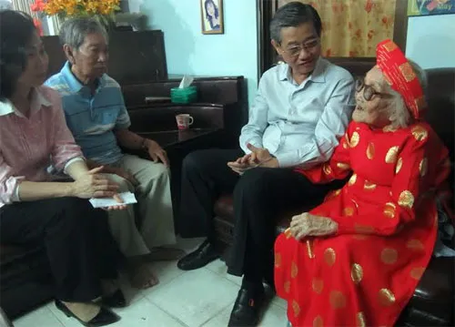 Lãnh đạo TP thăm và chúc Tết gia đình chiến sĩ, hộ dân nghèo, người cao tuổi tại quận 11
