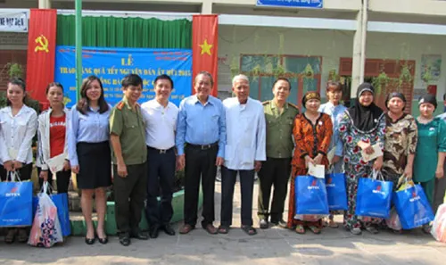 Tặng hơn 600 phần quà Tết cho đồng bào dân tộc thiểu số