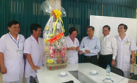 Lãnh đạo TPHCM thăm, chúc Tết và tặng quà các đơn vị