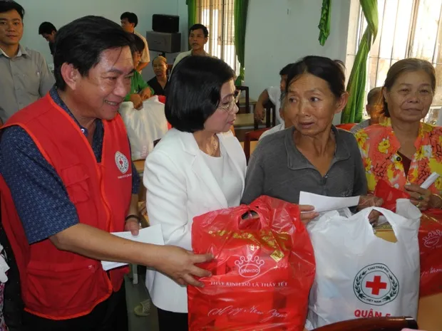 Tặng 62.500 suất quà Tết cho người có hoàn cảnh khó khăn