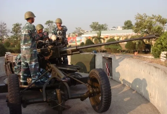 “Mùa xuân người cầm súng …”