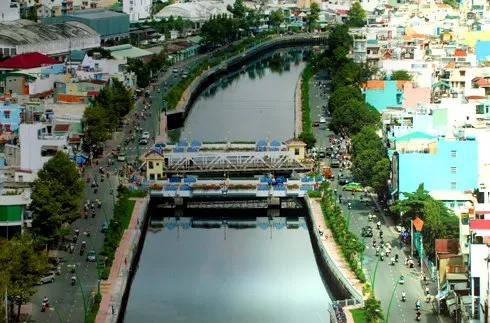 Bài 2 : “Đổi mới để tiến lên”