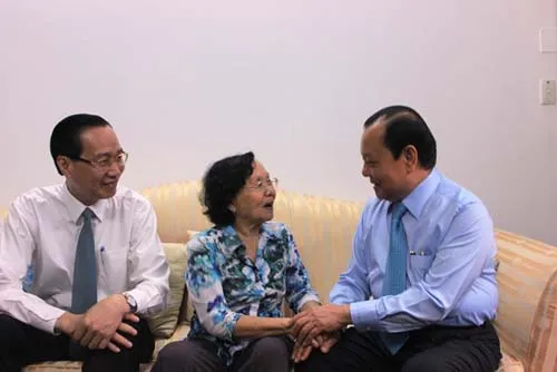 Lãnh đạo thành phố thăm gia đình cán bộ ngành y