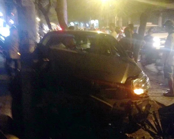 Ô tô mất lái, đâm vào trụ điện