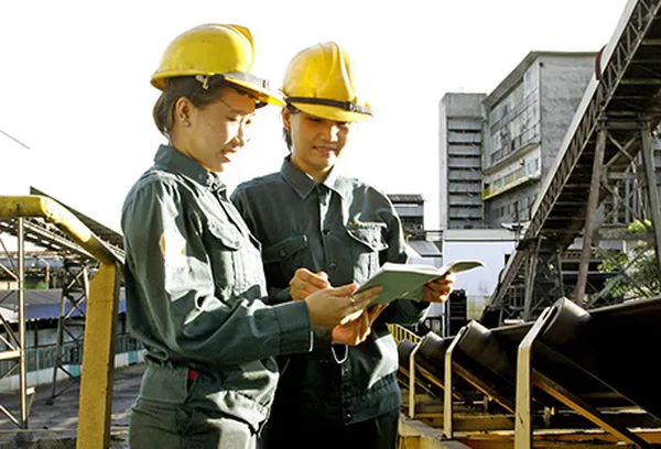 Những phụ nữ chân không yếu-tay không mềm