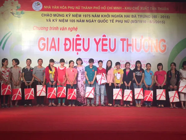 Trao tặng 100 phần quà cho các nữ công nhân có hoàn cảnh khó khăn