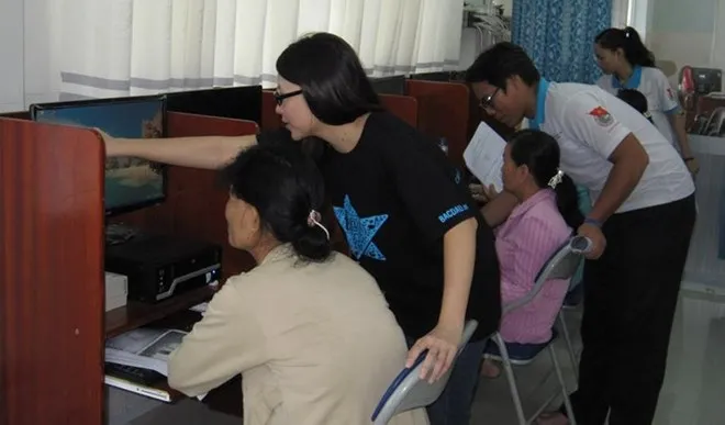 Lớp hướng dẫn kiến thức về internet dành cho người cao tuổi