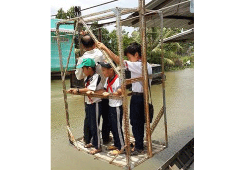Qua sông bằng lồng sắt