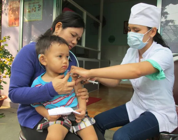 Nhiều bậc phụ huynh cho con em tiêm chủng mở rộng 