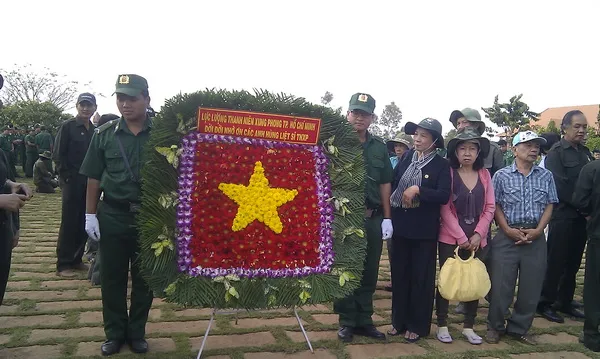 Dâng hương tưởng niệm liệt sĩ TNXP 