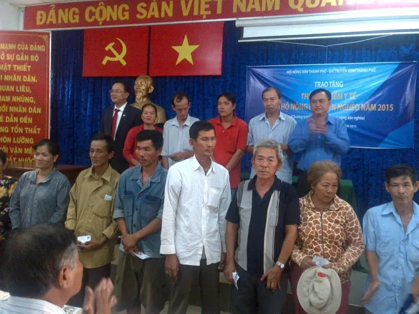 Trao hơn 1.300 thẻ BHYT cho nông dân nghèo huyện Củ Chi