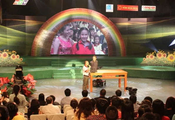 Nick Vujicic giao lưu cùng các em nhỏ có hoàn cảnh đặc biệt và học sinh tại TP.HCM