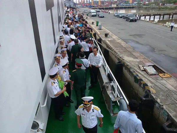 Hơn 180 đại biểu lên đường thăm cán bộ chiến sĩ và nhân dân huyện đảo Trường Sa