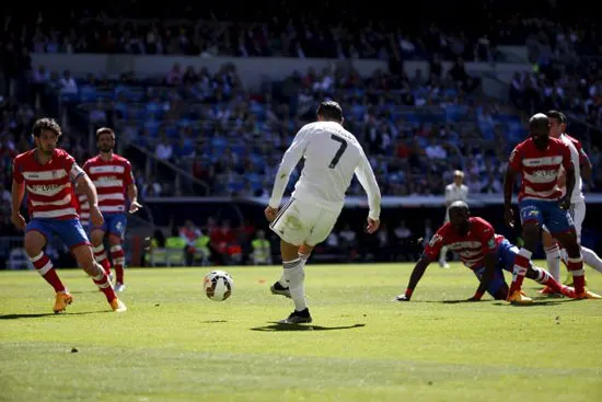 Ronaldo ghi 5 bàn, qua mặt Messi trên danh sách dội bom
