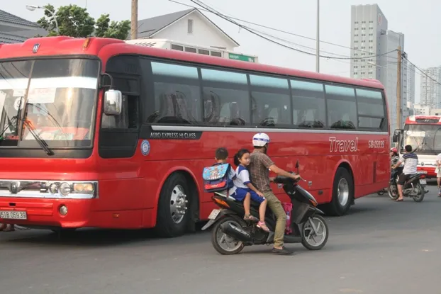 Ngày đầu xử phạt không đội nón bảo hiểm: Nhiều phụ huynh… phớt lờ !