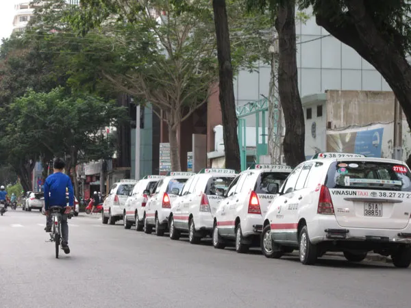 Lòng đường ai bán, ai mua?