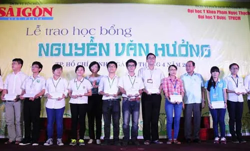 Trao học bổng hơn 800 triệu đồng cho sinh viên ngành y