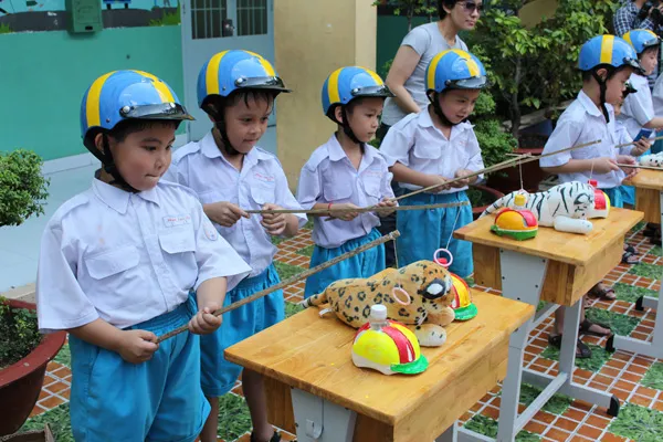 Tặng 500 mũ bảo hiểm cho học sinh tiểu học