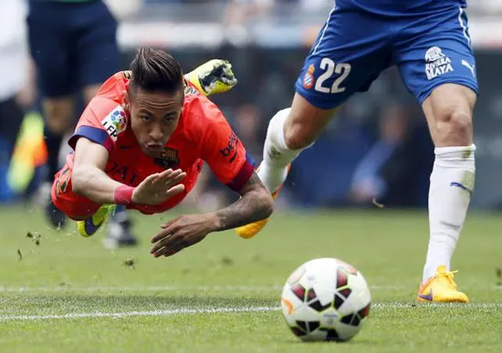 Kết quả bóng đá châu Âu (25, 26/4): Neymar, Messi giúp Barca thắng trận derby
