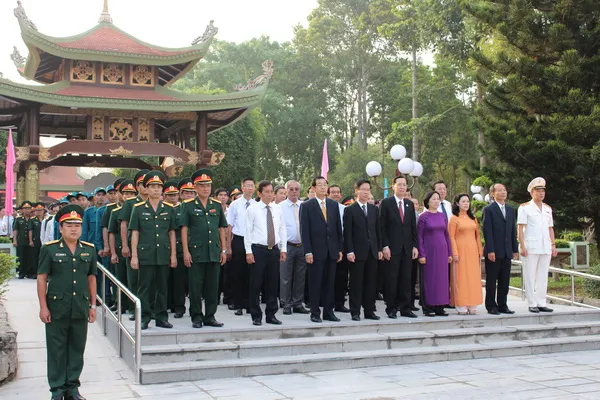 Lãnh đạo thành phố dâng hương tại đền Bến Dược 