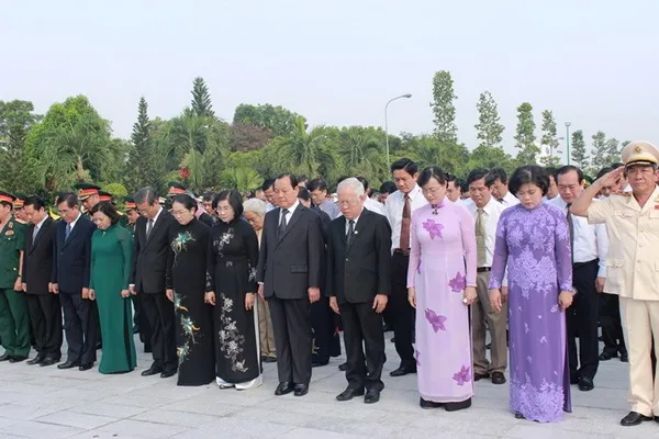 Đoàn đại biểu TPHCM dâng hương tưởng nhớ các anh hùng liệt sĩ 