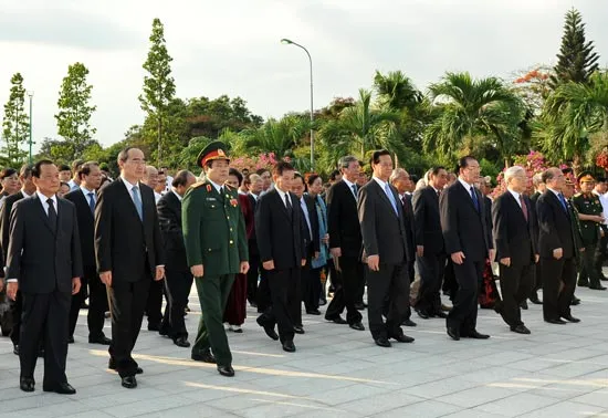 Lãnh đạo Trung ương, thành phố viếng Nghĩa trang liệt sĩ và Đền Bến Dược 