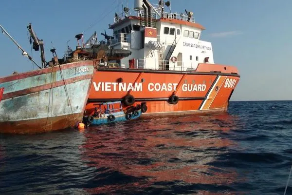 Ứng cứu tàu cá Quảng Ngãi đâm phải đá ngầm