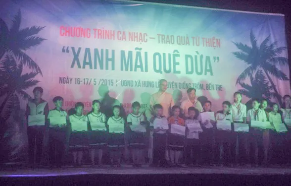 Mang niềm vui về vùng sâu quê hương xứ dừa