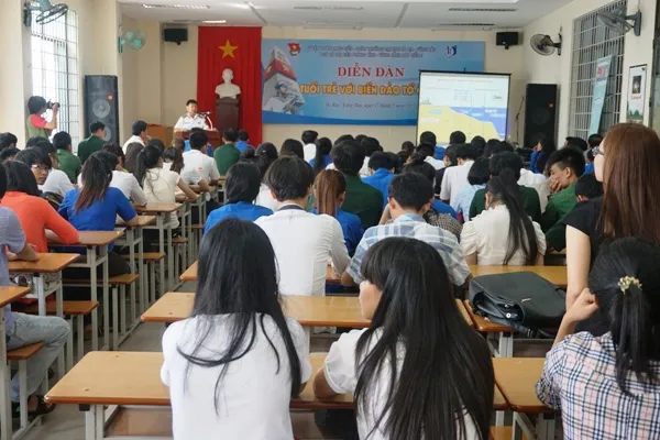 BTL Vùng Cảnh sát biển 3 tuyên truyền biển, đảo cho giáo viên, sinh viên