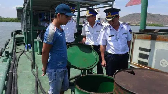 Tạm giữ tàu vận chuyển 50.000 lít dầu D.O không rõ nguồn gốc