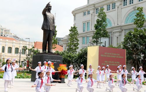 Bình luận: Tượng đài trong lòng dân