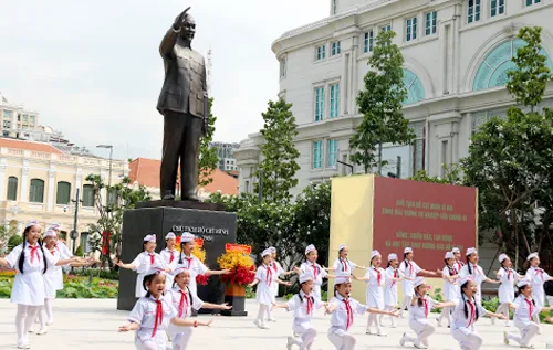 Bình luận: Tượng đài trong lòng dân