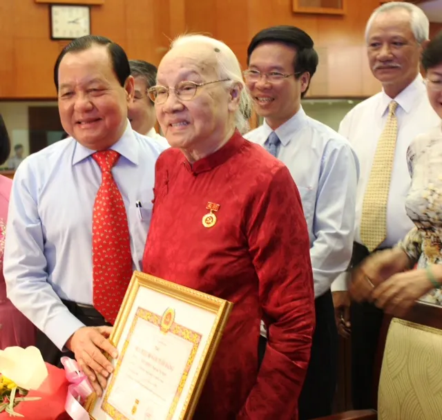 TPHCM: Một đồng chí được trao Huy hiệu 80 năm tuổi Đảng đợt 19/5/2015 